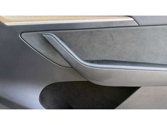 Tesla Model Y MODEL Y RWD 5dr Auto 